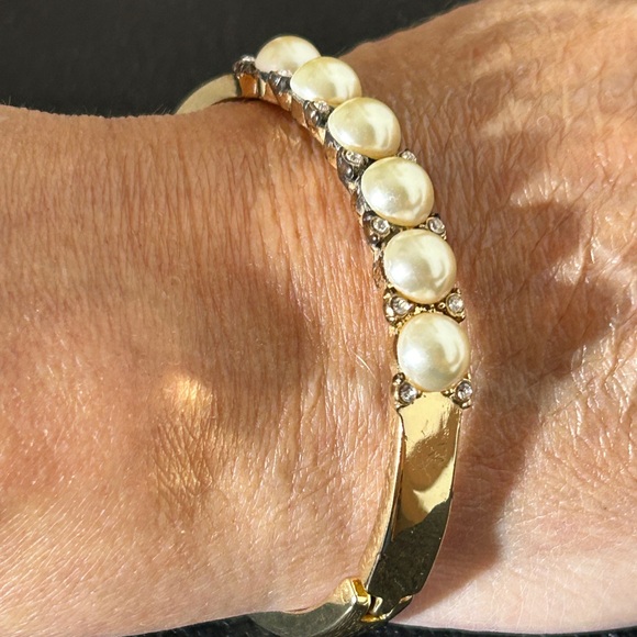 Elegant Gold and Pearl Bracelet - Picture 3 of 5